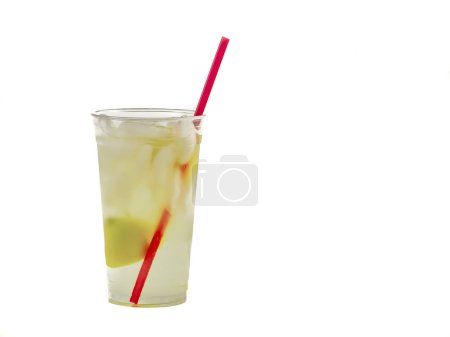 Foto de Limonada recién exprimida en una taza transparente con rodajas de limón y cubitos de hielo aislados sobre un fondo blanco.. - Imagen libre de derechos