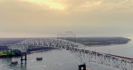 Foto de Vista aérea del puente Sabine Lake Causeway en Port Arthur Texas en un día nublado. - Imagen libre de derechos
