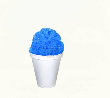 Blue Raspberry Hawaiian Shave Ice, Rasiertes Eis oder ein Schneekegel in einer weißen Tasse auf weißem Hintergrund mit Kopierraum