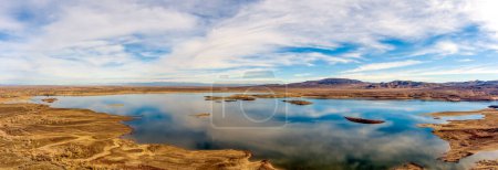 Belle vue aérienne du réservoir Lahontan situé dans le désert du Nevada près de Reno lors d'une sécheresse.