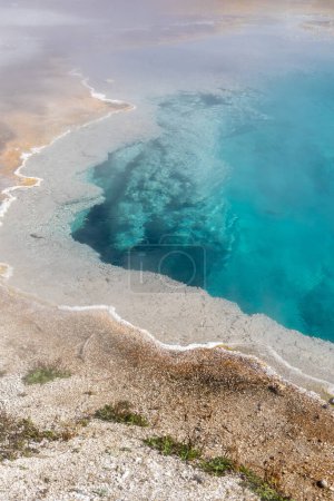 Foto de Piscina acuática piscina geotermal en el Parque Nacional Yellowstone - Imagen libre de derechos