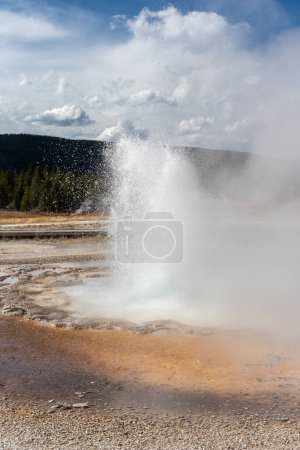Foto de Erupción de géiser en el Parque Nacional de Yellowstone - Imagen libre de derechos