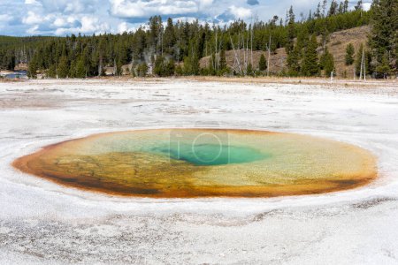 Foto de Piscina cromática en el Parque Nacional de Yellowstone - Imagen libre de derechos