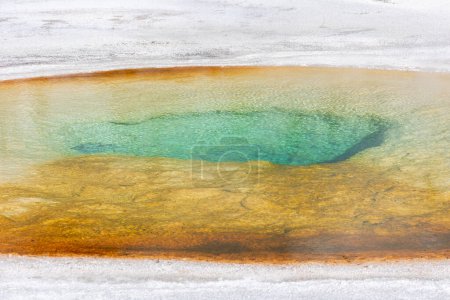 Foto de Coloridas aguas termales en el Parque Nacional Yellowstone - Imagen libre de derechos