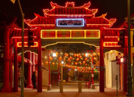 Foto de Los Angeles, CA - 18 de enero de 2021: Luces en la entrada de Chinatown en Los Ángeles - Imagen libre de derechos