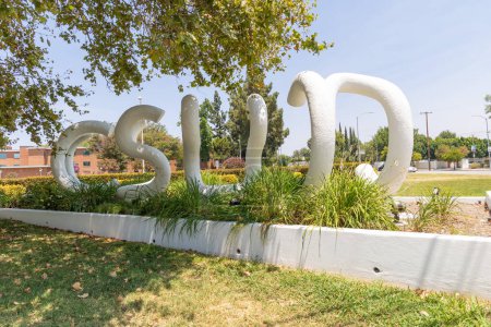 Téléchargez les photos : Northridge, Californie - 23 juillet 2022 : Panneau célèbre à l'entrée de la California State University Northridge - en image libre de droit