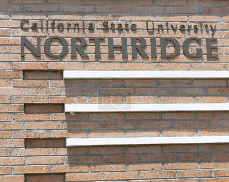 Téléchargez les photos : Northridge, CA - 23 juillet 2022 : Panneau à l'entrée de la California State University Northridge - en image libre de droit