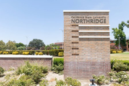 Téléchargez les photos : Northridge, Californie - 23 juillet 2022 : Panneau à l'entrée de la California State University Northridge - en image libre de droit