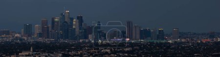 Téléchargez les photos : Los Angeles horizon au crépuscule vue de Baldwin Hills surplomber - en image libre de droit