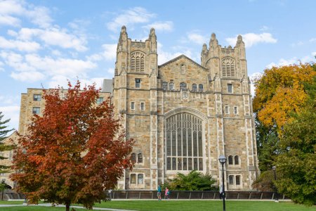 Téléchargez les photos : Ann Arbor, MI - 15 octobre 2022 : Couleurs d'automne autour de la faculté de droit de l'Université du Michigan - en image libre de droit