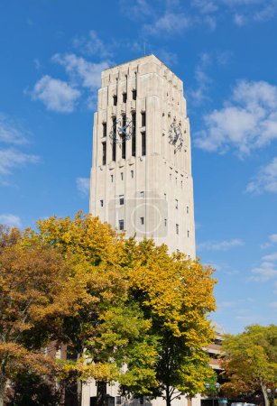 Téléchargez les photos : Ann Arbor, MI - 15 octobre 2022 : Tour d'horloge aux couleurs automnales sur le campus de l'Université du Michigan - en image libre de droit
