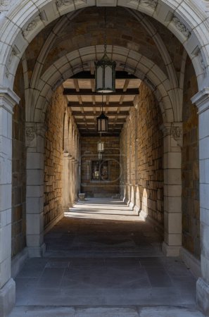 Téléchargez les photos : Couloir extérieur gothique sur un campus universitaire - en image libre de droit