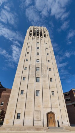 Téléchargez les photos : Ann Arbor, MI - 15 octobre 2022 : Tour de l'horloge sur le campus de l'Université du Michigan - en image libre de droit