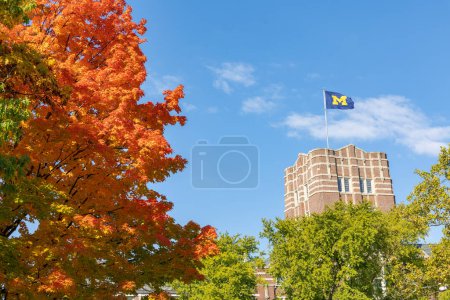 Téléchargez les photos : Ann Arbor, MI - 15 octobre 2023 : Couleurs d'automne avec le drapeau de l'Université du Michigan flottant au-dessus du bâtiment Michigan Union - en image libre de droit