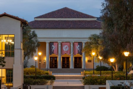 Téléchargez les photos : Los Angeles, CA - 20 décembre 2023 : Bâtiment académique au crépuscule sur le campus de l'Occidental College - en image libre de droit