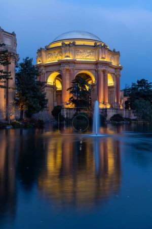 Téléchargez les photos : Photo heure bleue du Palais des Beaux-Arts de San Francisco - en image libre de droit