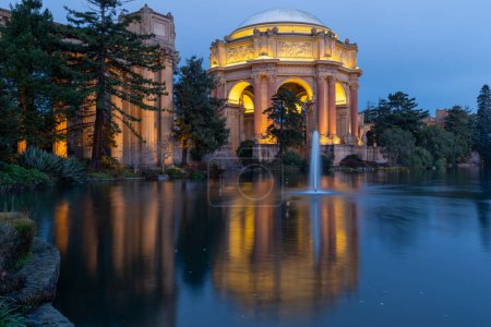 Téléchargez les photos : Photo heure bleue du Palais des Beaux-Arts de San Francisco - en image libre de droit