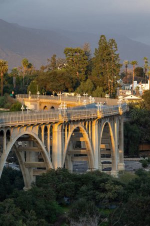 Colorado Street Bridge in Pasadena zur goldenen Stunde
