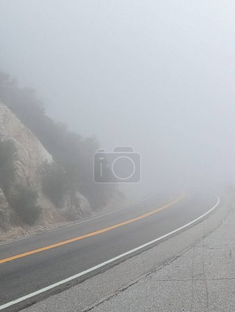 Téléchargez les photos : Foggy route de montagne au-dessus de Los Angeles - en image libre de droit