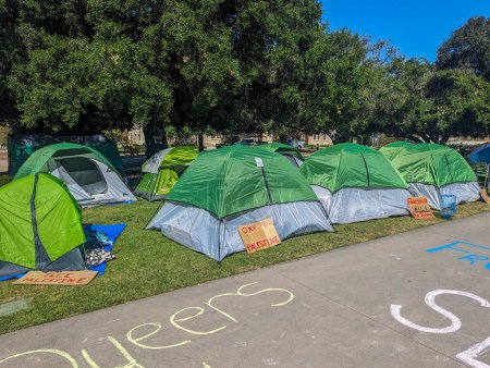 Foto de Los Angeles, CA - 30 de abril de 2024: Campamento pro-palestino en el campus del Occidental College - Imagen libre de derechos