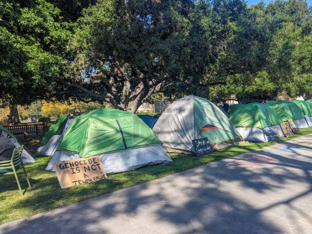 Foto de Los Angeles, CA - 30 de abril de 2024: Campamento pro-palestino en el campus del Occidental College - Imagen libre de derechos
