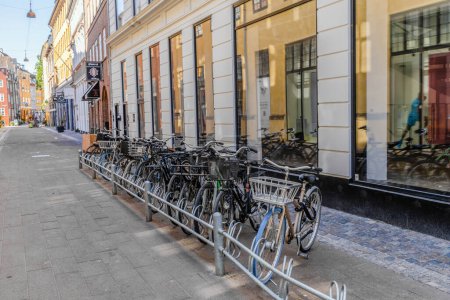 Foto de Aparcamiento para bicicletas en la ciudad. Estilo de vida deportivo. Copenhague, Dinamarca - 30 de septiembre de 2023 - Imagen libre de derechos