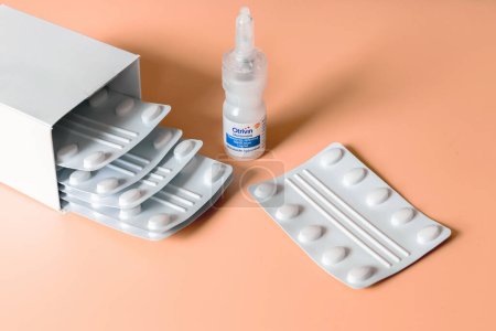 Téléchargez les photos : Otrivin goutte de nez pour un nez tunny et des pilules dans un emballage blanc. Concept médical. Copenhague, Danemark - 10 octobre 2023 - en image libre de droit