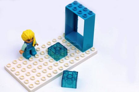 Foto de Copenhague, Dinamarca - 5 de diciembre de 2023. Lego ambientado en dibujos animados tema congelado. Juegos educativos para niños. Foto de alta calidad - Imagen libre de derechos