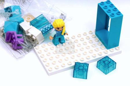 Foto de Copenhague, Dinamarca - 5 de diciembre de 2023. Lego ambientado en dibujos animados tema congelado. Juegos educativos para niños. Foto de alta calidad - Imagen libre de derechos