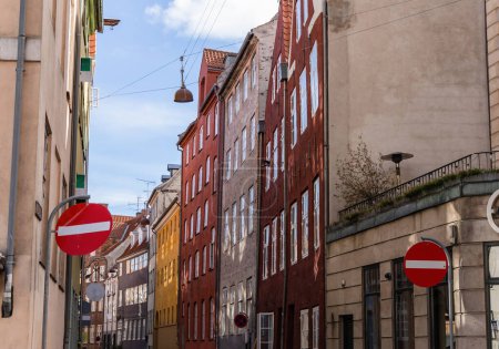 Téléchargez les photos : Façade de la maison à Copenhague, Danemark. Investissement immobilier. Logement cher dans le centre de la ville. - en image libre de droit