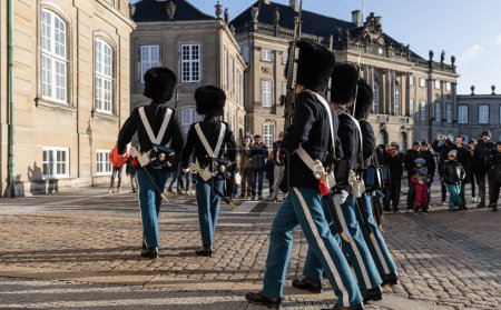 Téléchargez les photos : Copenhague, Danemark - 20 décembre 2023. Garde royale au château d'Amalienborg à Copenhague. Changement de garde. - en image libre de droit