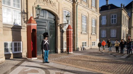 Téléchargez les photos : Copenhague, Danemark - 10 octobre 2023. Vieille rue étroite de Copenhague avec des maisons colorées et une route piétonne pavée. - en image libre de droit