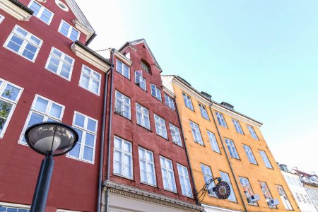 Anciennes maisons traditionnelles dans la rue à Copenhague. Photo de haute qualité 
