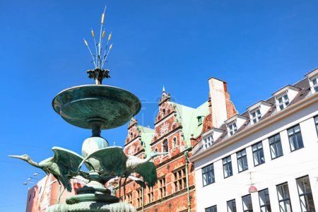 Der berühmte Storchenbrunnen und die traditionellen alten Häuser auf der Straße im Zentrum von Kopenhagen, Dänemark