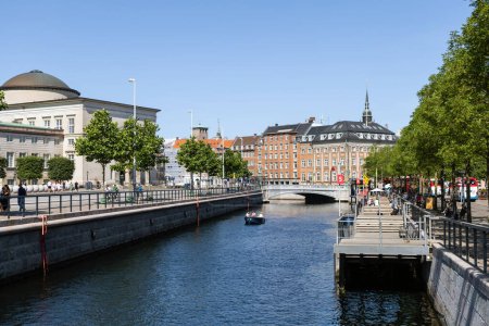 Téléchargez les photos : Beau centre historique de Copenhague avec des bâtiments anciens et un canal d'eau avec des bateaux. Copenhague, Danemark - 17 novembre 2023 - en image libre de droit
