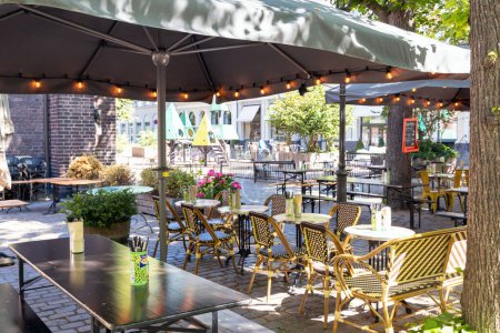 Téléchargez les photos : Restaurant de café d'été confortable dans la rue de la ville de Copenhague, Danemark - 26 juillet 2023 - en image libre de droit