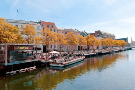 Téléchargez les photos : Beau centre historique de Copenhague avec des bâtiments anciens et un canal d'eau avec des bateaux. Copenhague, Danemark - 17 novembre 2023 - en image libre de droit