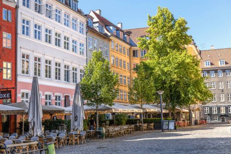 Téléchargez les photos : Restaurant de café d'été confortable dans la rue de la ville de Copenhague, Danemark - en image libre de droit