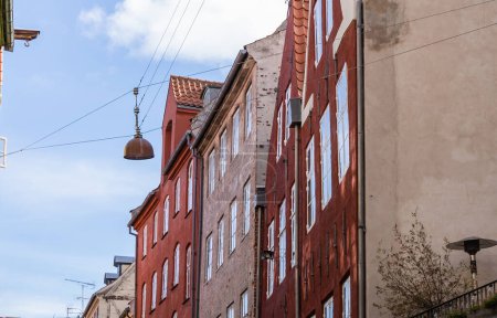 Téléchargez les photos : Façade de la maison à Copenhague, Danemark. Investissement immobilier. Logement cher dans le centre de la ville. - en image libre de droit