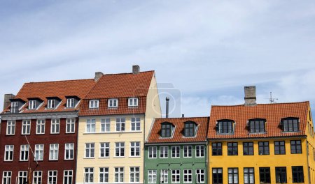 Téléchargez les photos : Nyhaven portin dans la vieille ville de Copenhague, Danemark. Maisons colorées contre le ciel bleu. Photo de haute qualité - en image libre de droit