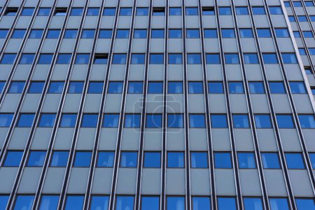 Foto de Edificio moderno de varios pisos con muchas ventanas en Copenhague. Foto de alta calidad - Imagen libre de derechos