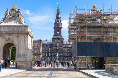 Téléchargez les photos : Copenhague, Danemark - 20 septembre 2023. Échafaudages sur l'ancien bâtiment du Parlement à Copenhague. restauration de l'architecture. - en image libre de droit