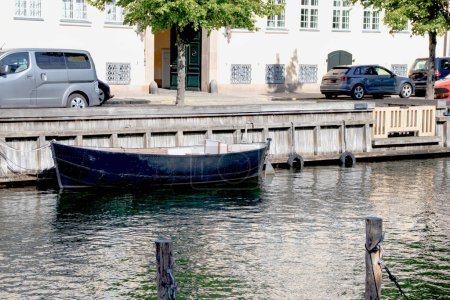 Foto de Barco en el canal Christianshavn en Copenhague. Verano en Dinamarca. Foto de alta calidad - Imagen libre de derechos