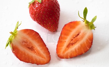 Erdbeerfrucht mit Erdbeerblatt isoliert auf weißem Hintergrund. Hochwertiges Foto