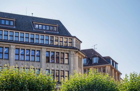  Arquitectura moderna. Concepto de inversión inmobiliaria. Edificio de oficinas. Hamburgo, Alemania 