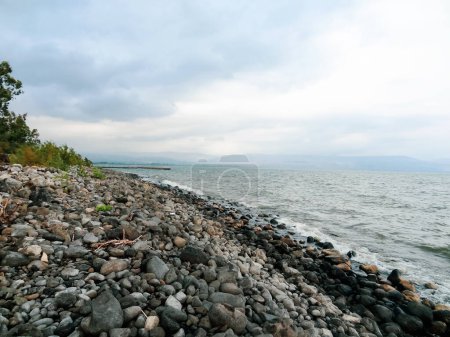 Foto de Orilla rocosa del mar o lago.El mar de Galilea también se llama Lago Tiberíades o Kinneret, Israel. Foto de alta calidad - Imagen libre de derechos