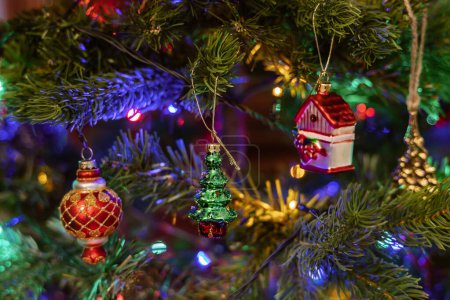 Foto de Árbol de Navidad decorado con bolas y gerland. Foto de alta calidad - Imagen libre de derechos