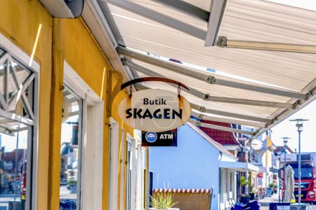 Foto de Skagen calle de la ciudad con casas amarillas tradicionales y restaurantes, cafeterías y boutiques en un día soleado de verano. Skagen, Dinamarca - 12 de agosto de 2023. - Imagen libre de derechos