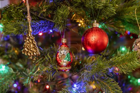 Foto de Árbol de Navidad decorado con bolas y gerland. Foto de alta calidad - Imagen libre de derechos