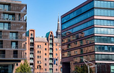 Fassaden moderner Gebäude in der Stadt Hamburg. Hamburg City an einem sonnigen Tag. Wohngebiet in der Stadt. Moderne Architektur. Mehrgeschossige Häuser. Bürogebäude. Mieten Sie eine Wohnung. Tourismus auf Deutsch.